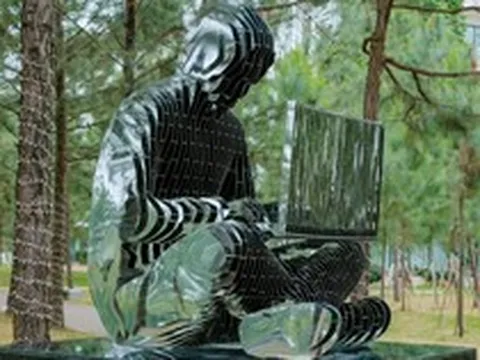 Tượng “cha đẻ” Bitcoin xuất hiện tại Trường Đại học FPT