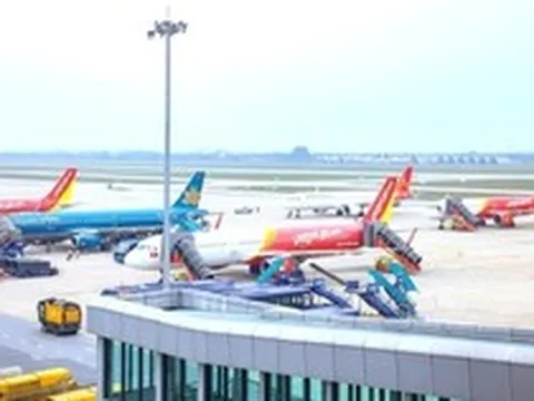 Bộ Xây dựng cân nhắc giữa áp phụ thu nhiên liệu và tăng trần vé bay nội địa