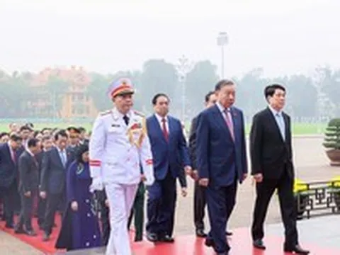Lãnh đạo Đảng, Nhà nước và các  đại biểu Quốc hội vào Lăng viếng Chủ tịch Hồ Chí Minh