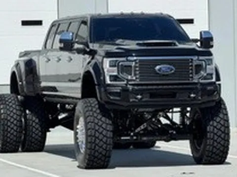 Cận cảnh 'quái thú' bán tải 11 chỗ ngồi, bình dầu đổ đầy hơn 700 lít