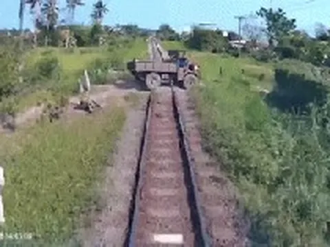 Khoảnh khắc xe công nông bị tàu hỏa húc văng khi băng qua đường sắt, 3 ông cháu thương vong