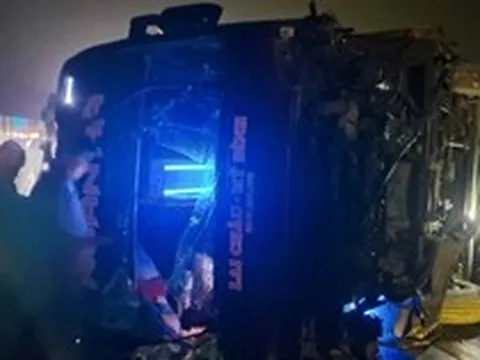 Lật xe khách trên cao tốc Nội Bài - Lào Cai, nhiều người bị thương