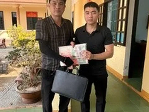 Đang chạy bộ nhặt được cặp màu đen, thứ bên trong khiến thanh niên SN 1996 giật mình, lập tức mang đến công an