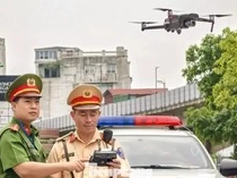 Hà Nội: CSGT dùng flycam kết hợp camera AI xử lý xe dừng đỗ sai quy định