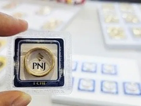 Giá vàng miếng, vàng nhẫn tăng mạnh, PNJ lãi lớn