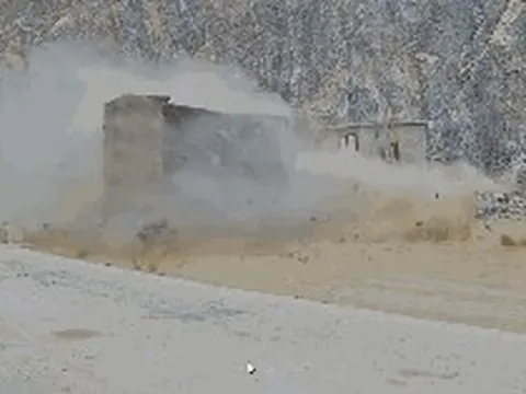 VIDEO: Xe tải nghi mất phanh lao dốc gây tai nạn khiến 2 tài xế tử vong