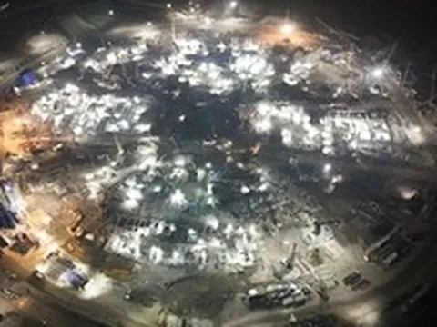 Đại công trường rực sáng xuyên đêm, tăng tốc xây sân vận động lớn nhất thế giới