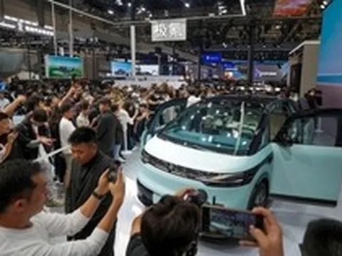 Qua rồi cái thời làm 'công xưởng gia công' cho thế giới, giờ các nước 'xếp hàng' sang quốc gia hàng xóm của Việt Nam để săn xe điện