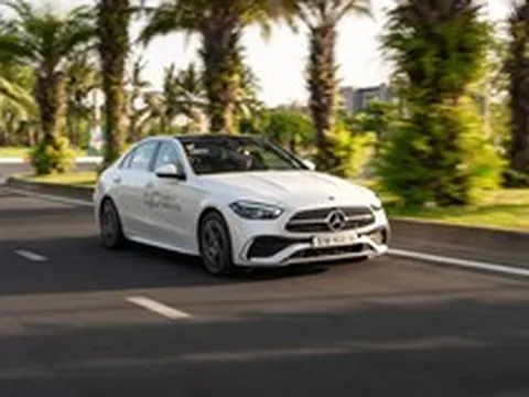 Cầm lái Mercedes-Benz E300 2025: Khi sedan hạng sang quay về đúng bản chất 'đi để tận hưởng'