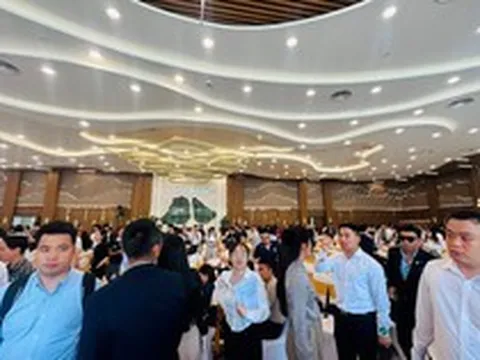 Hàng nghìn người “đổ bộ” Hạ Long ngày đầu nghỉ lễ vì siêu dự án 18 tỷ USD của tỷ phú Phạm Nhật Vượng