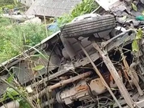 Hiện trường vụ xe khách chở 25 người lao xuống vực sâu 100m ở Sơn La