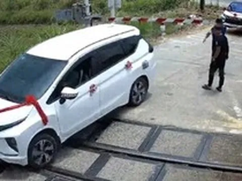 Xe rước dâu cố vượt rào chắn, mắc kẹt trên đường ray khi tàu đang tới: Danh tính tài xế và cái kết