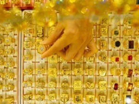 Tối 28/4, giá vàng giảm mạnh