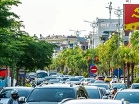 Phố biển Quảng Ninh chật kín phương tiện đổ về nghỉ lễ