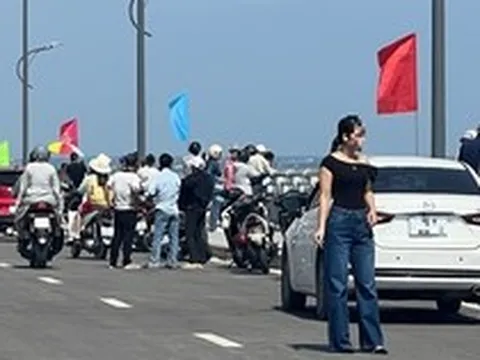 Công an khuyến cáo "nóng" việc dừng, đỗ xe trên cầu vượt cửa biển để check-in