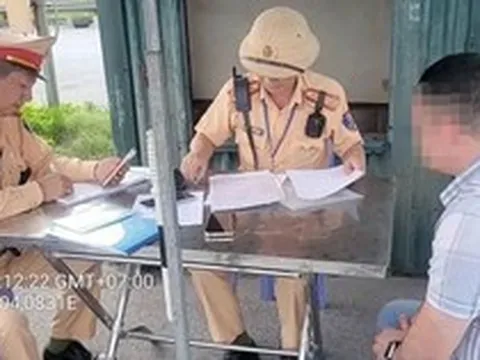 Vi phạm nồng độ cồn bị tước giấy phép lái xe, một cán bộ xã vẫn lái xe trên cao tốc