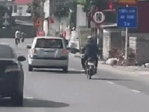 Ô tô chèn ngã người đi xe máy trên quốc lộ, tài xế nói do cãi nhau với mẹ