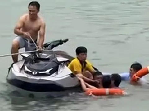 Sự cố flyboard khi đang "bay": Lời kể của người bán nước vứt hết ví tiền và đồ đạc lao xuống cứu