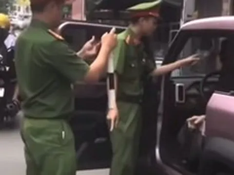 Nữ tài xế ở Hà Nội lớn tiếng với cảnh sát giữa phố: Đã rõ nguồn cơn và cái kết