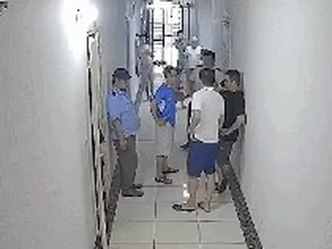 Đánh người vì bị nhắc đeo rọ mõm cho chó ở Hà Nội, nhiều hàng xóm sợ khi gặp người đàn ông này