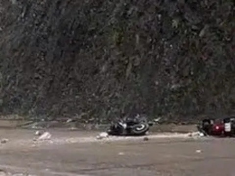 VIDEO: Đi xe máy trên quốc lộ, bất ngờ bị đá từ trên núi rơi trúng người