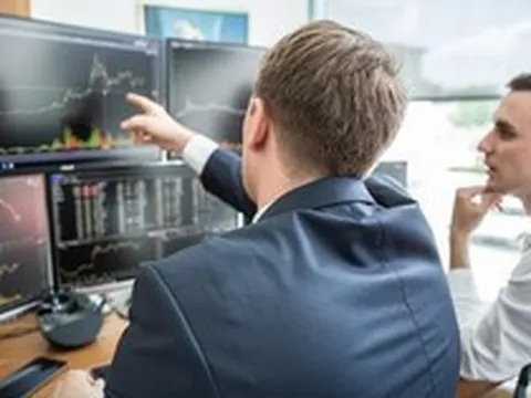Khối ngoại "tung" hơn 700 tỷ gom ba cổ phiếu bluechips trong phiên VN-Index biến động mạnh