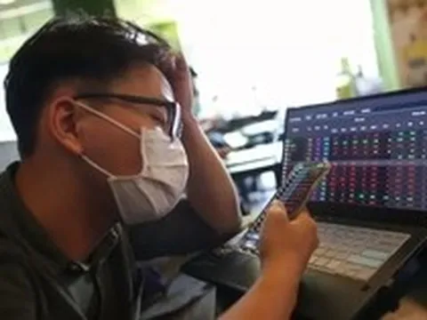 Chứng khoán ‘rơi tự do’ hơn 50 điểm rồi bất ngờ kéo ngược phút cuối