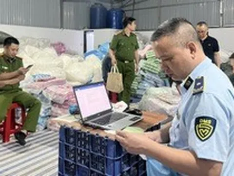Khám xét, bắt tạm giam nữ chủ xưởng sản xuất băng vệ sinh giả