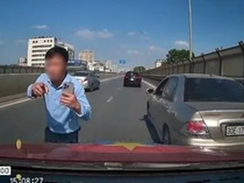 Hà Nội: Danh tính tài xế ô tô tạt đầu xe khác, còn xuống mắng chửi người đi phía sau