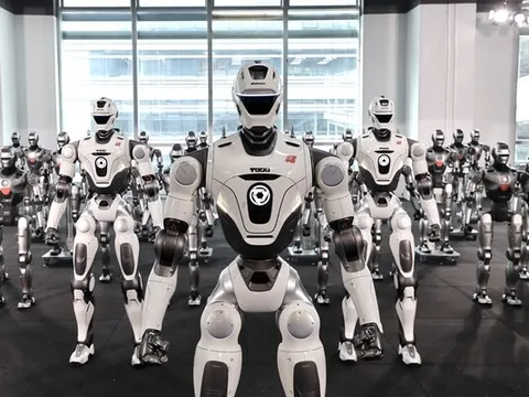 EngineAI ra mắt cơ sở sản xuất thông minh tại Thâm Quyến, lô robot hình người T800 đầu tiên xuất xưởng, bắt đầu giao hàng quy mô lớn