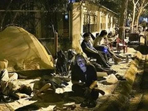 Người dân mang chăn màn mua hồ sơ dự án NOXH CT-02, Công an Khánh Hòa giám sát