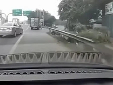Người đàn ông tự xưng thầy dạy lái xe đi sai làn, hỏi CSGT: 'Em biết anh không?'