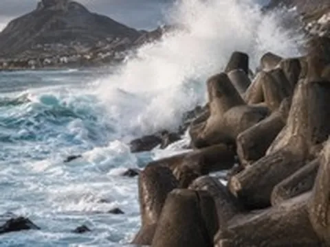 Phát hiện nhiều ‘quái vật bê tông’ nặng 30 tấn hình chữ H đặt dọc khắp bờ biển, công trình đê chắn sóng khổng lồ lộ diện