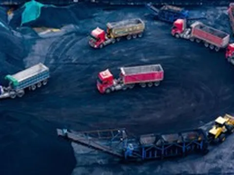 Xe tải Trung Quốc chạy ngày đêm ở vùng đất "giàu có hơn cả vịnh Ba Tư": "Ăn chơi" 100 năm nữa cũng không phải lo nghĩ