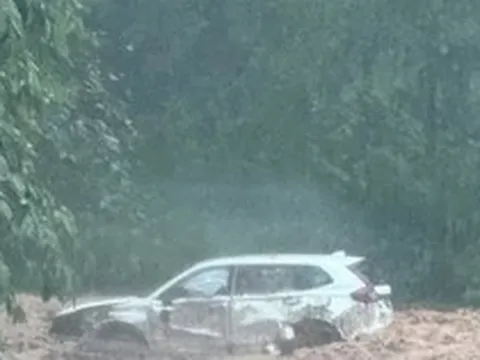 Giao thông bắt đầu chia cắt vì mưa lớn, các tỉnh miền núi đưa đề và học sinh đến điểm thi sớm