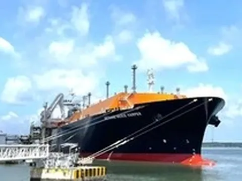 Gần 120.000 tấn LNG, LPG cập cảng giữa cao điểm ‘nóng’ về năng lượng