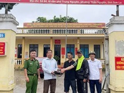 Mở chiếc túi khả nghi bên đường, người đàn ông sững sờ trước số tiền bên trong