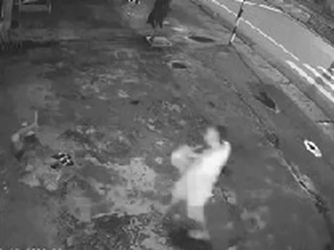 Đang ngủ trên vỉa hè, ông lão bán vé số bị thanh niên lấy đá đập vào đầu: Nguyên nhân gây phẫn nộ