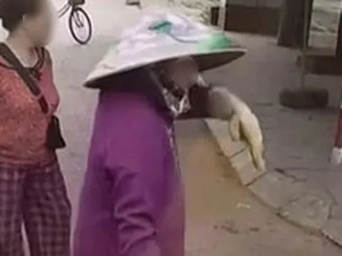 Tài xế dừng xe đón khách ở Sầm Sơn, 2 phụ nữ ra gõ cửa thu tiền: Chính quyền nói gì?