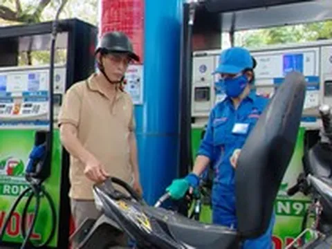 Giá xăng dầu tiếp tục giảm, có loại giảm gần 1.700 đồng/lít
