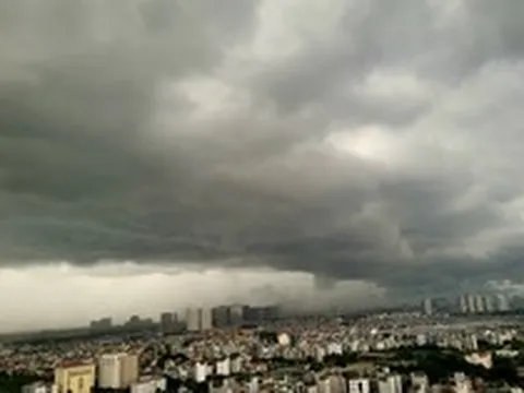 Hà Nội mưa dông giờ cao điểm, đề phòng lốc, sét và mưa đá