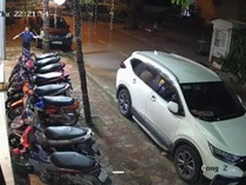 Hà Nội: Người đàn ông tự xưng là giảng viên đại học liên tục chửi bới, ném gạch, đá vào quán ăn