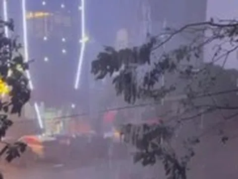 Bão số 1 vào Móng Cái, gió giật mạnh, trời mưa trắng xóa
