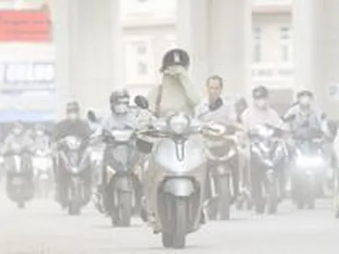 Bụi đất bủa vây đường Cầu Giấy, người dân Hà Nội khốn khổ vì ô nhiễm giữa công trường thi công