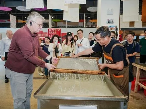 Từ giấy Tuyên đến làng Tây Đệ: Các nhà ngoại giao tại Trung Quốc khám phá di sản văn hóa An Huy