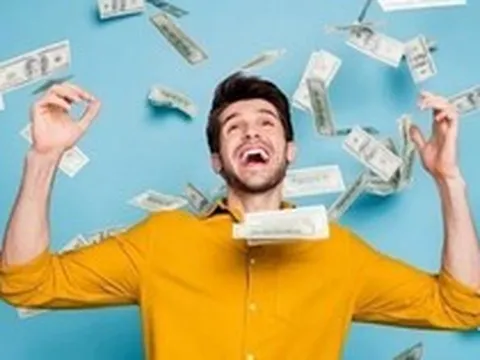 Một doanh nghiệp sắp "lăn chốt" cổ tức tiền mặt cao kỷ lục ngay tháng 8, lãnh đạo ồ ạt đăng ký mua cổ phiếu