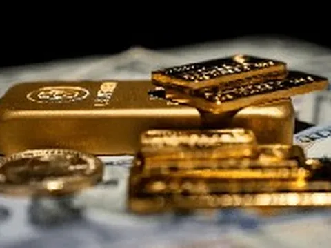Giá vàng giảm mạnh, quỹ khổng lồ quay đầu "xả" hàng tấn vàng