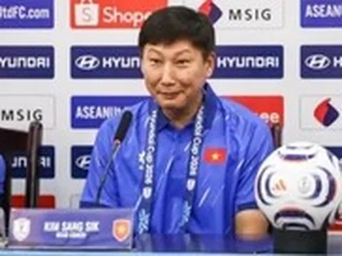 HLV Kim Sang Sik: 'Nếu vô địch, tôi muốn được nhảy ăn mừng cùng Đình Bắc'