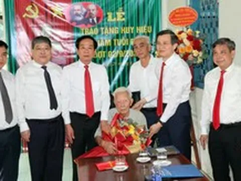 Trao Huy hiệu 80 năm tuổi Đảng cho đảng viên lão thành ở Cần Thơ