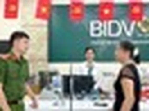 Người phụ nữ đến ngân hàng để chuyển khoản 25 triệu: Nhân viên BIDV không lập tức thực hiện yêu cầu mà báo ngay cho công an
